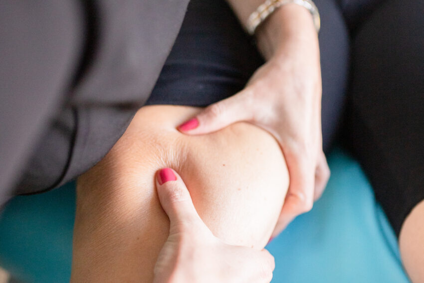 fisioterapeuta acompanha uma mulher em uma sessão de fisioterapia e pilates clínico