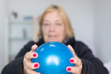 mulher fazendo exercícios de pilates clínico